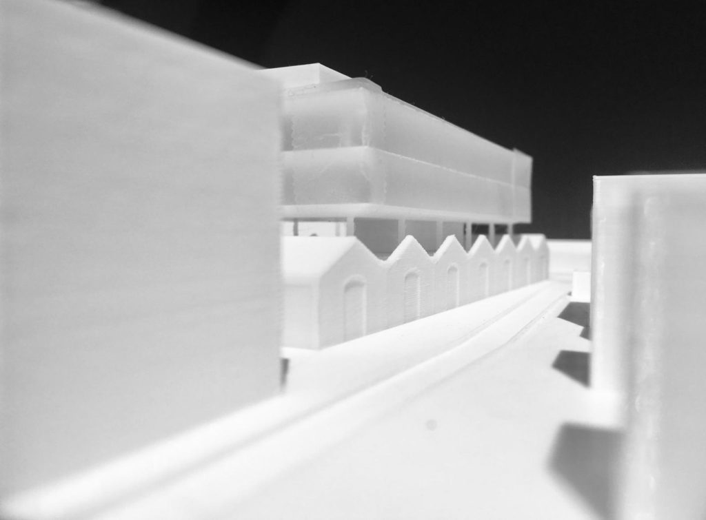 Photographie noire et blanc en vue immersive de la maquette réalisée en impression 3D montrant le projet de réhabilitation d'un ancien bâtiment de l'EAI en pôle d'innovation autour de la radio en à Montpellier.