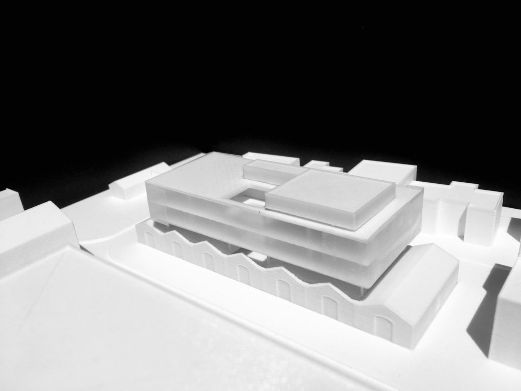 Photographie noire et blanc de la maquette réalisée en impression 3D montrant le projet de réhabilitation d'un ancien bâtiment de l'EAI en pôle d'innovation autour de la radio en à Montpellier.